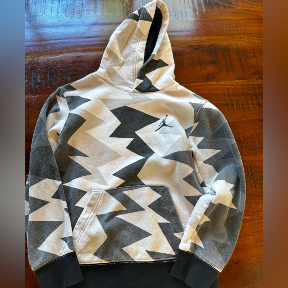 Boys NIKE - JORDAN hoodie size MEDIUM